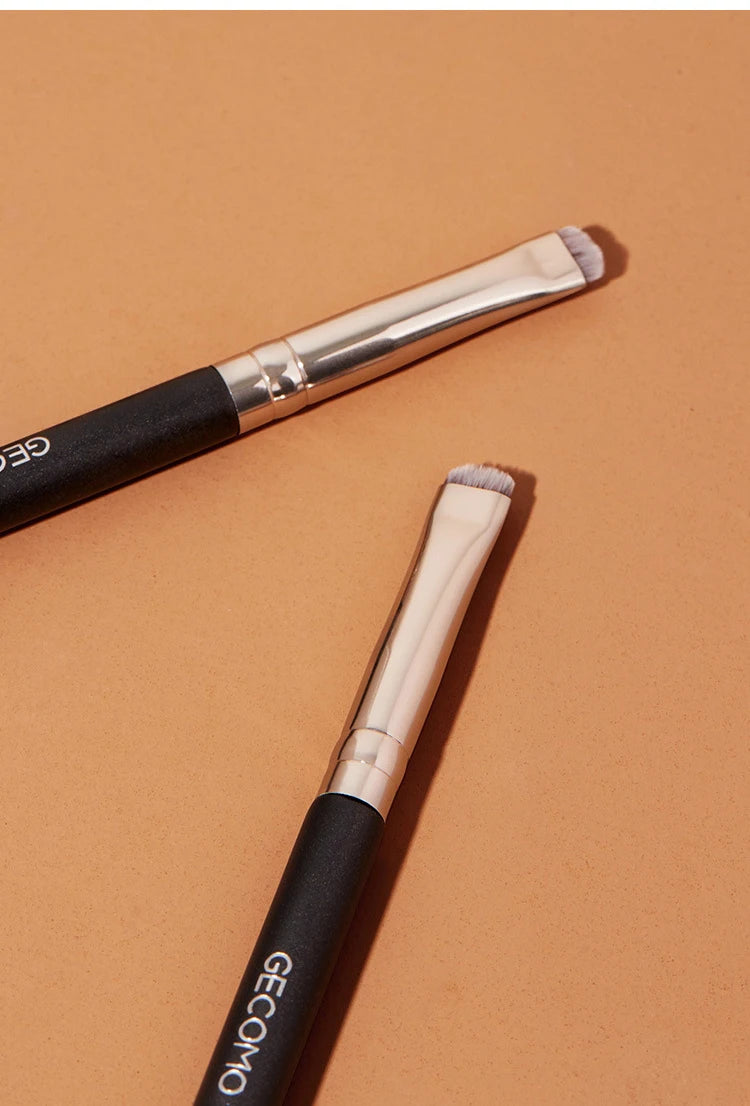 Precision Makeup Brush: Versatile Tool for Eyeliner, Brows & Eyeshadow