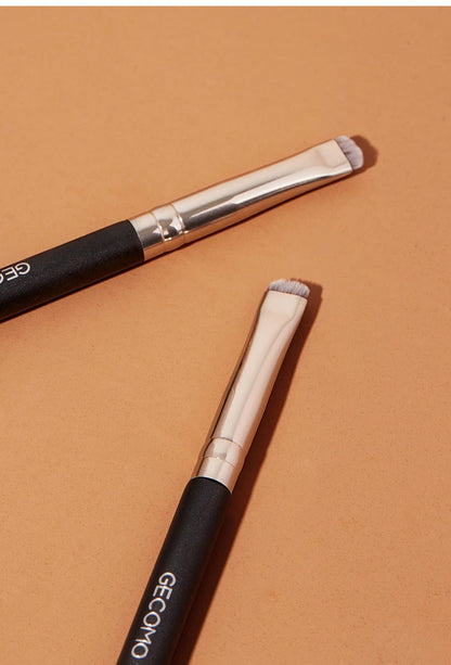 Precision Makeup Brush: Versatile Tool for Eyeliner, Brows & Eyeshadow